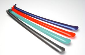 Schoenlepel Nico plastic 70cm lang gekleurd